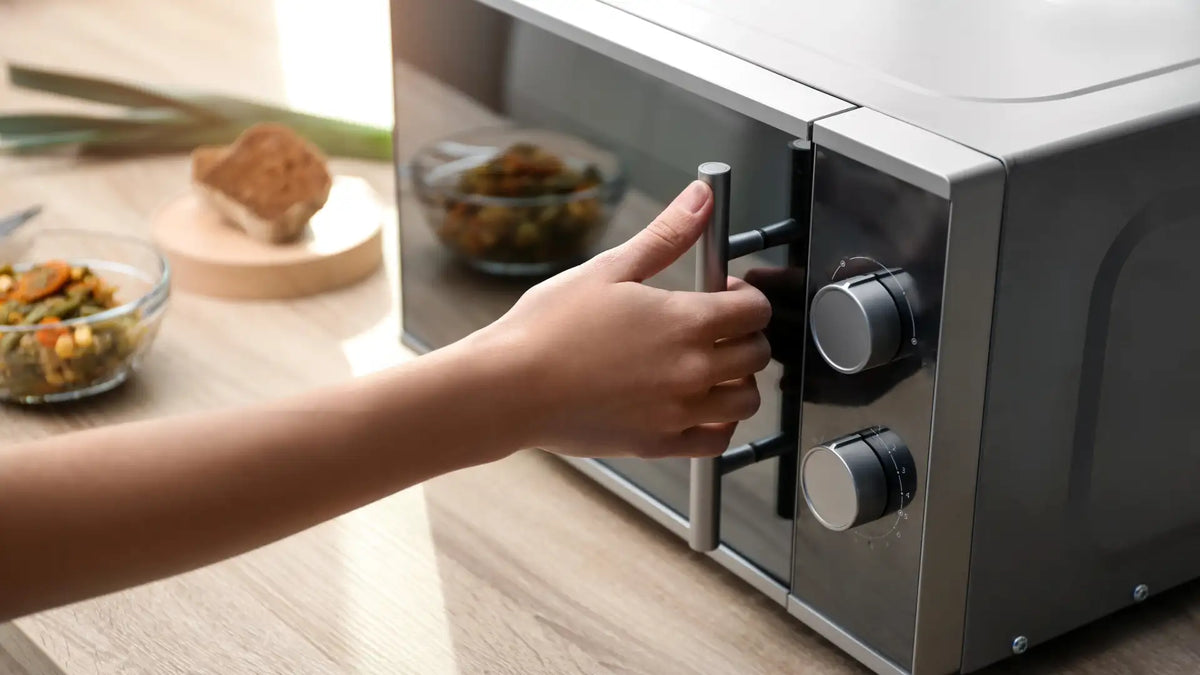 Mikrowelle reinigen: Die besten Tricks für ein sauberes Gerät