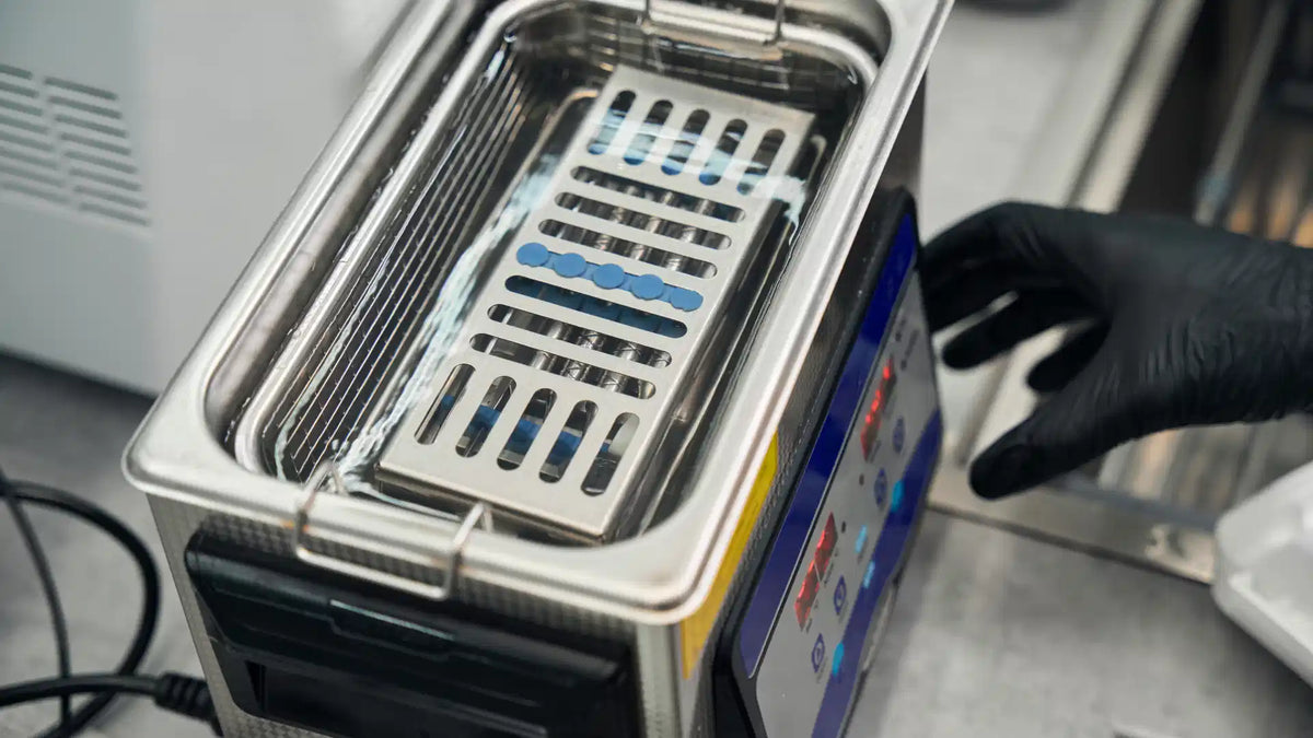 Was für eine Flüssigkeit kommt in einen Ultraschallreiniger?
